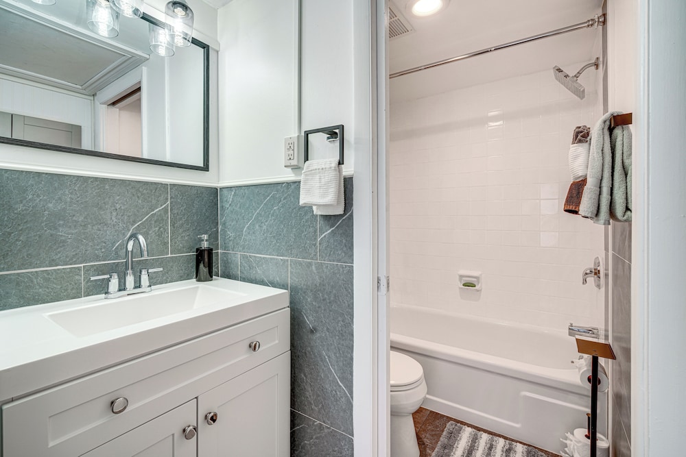 Walk to Casino: Condo w/ Balcony in Atlantic City!