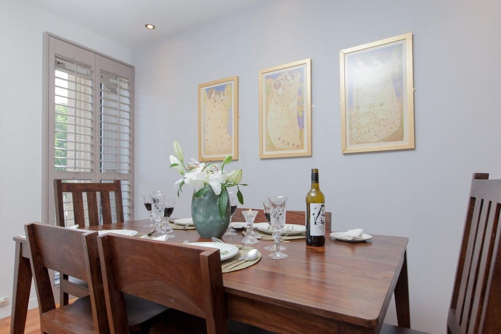 Holyrood Residence - Luxury Apartment With Parking