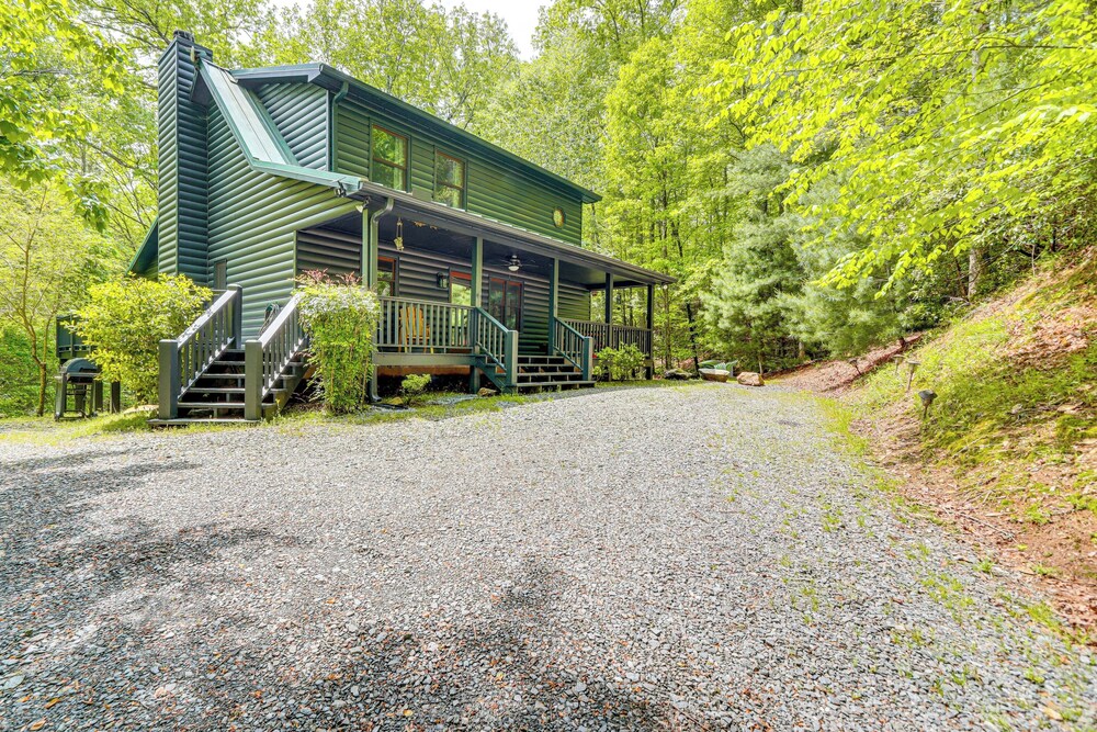 5 Mi to Dtwn Blue Ridge: Spacious Cabin w/ Hot Tub