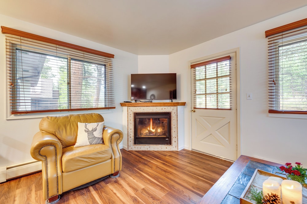Estes Park Condo Rental: Balcony w/ River Views!