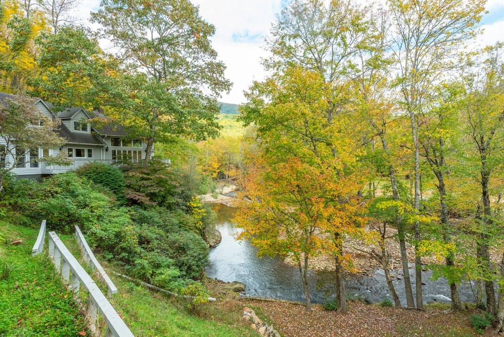 Riverfront Sanctuary Your Mountain Getaway