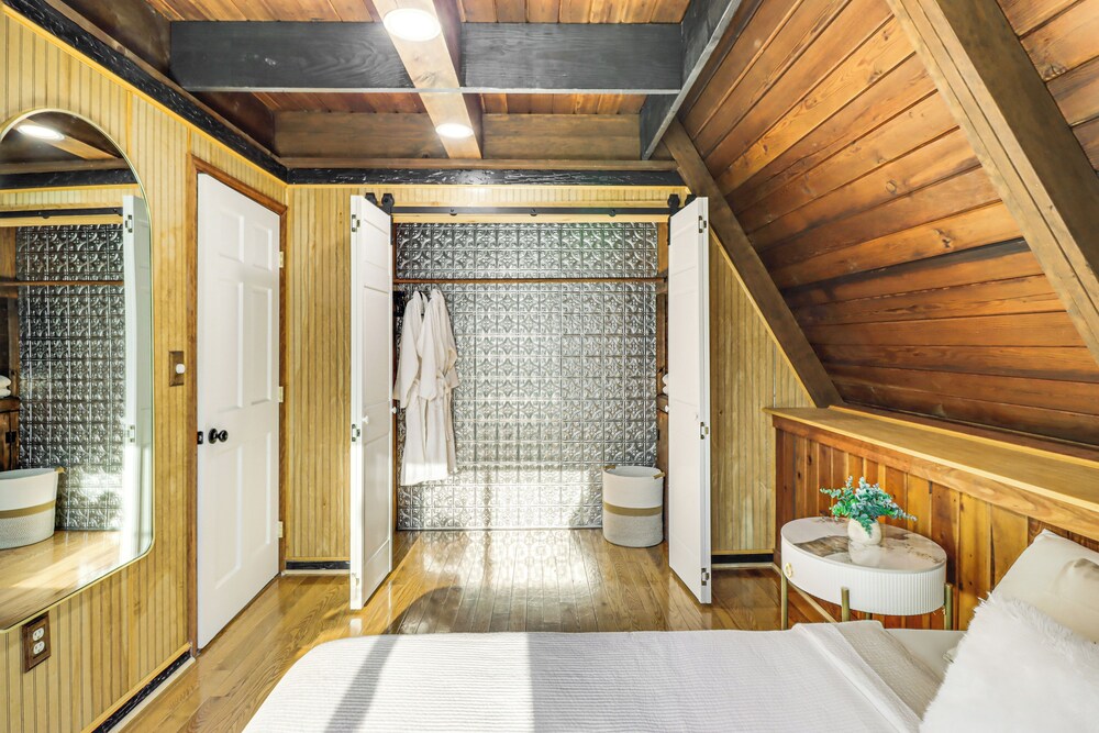Hot Tub, Fire Pit & Patio: A-frame Stafford Cabin