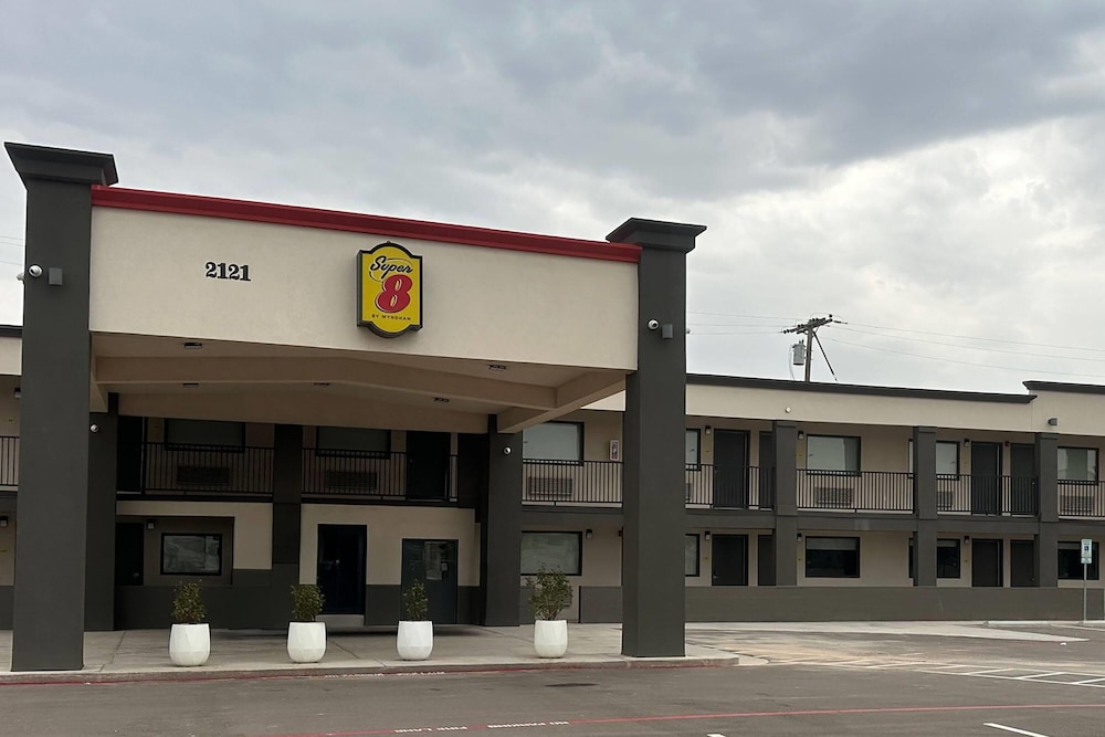 Super 8 BY Wyndham Lubbock Airport
