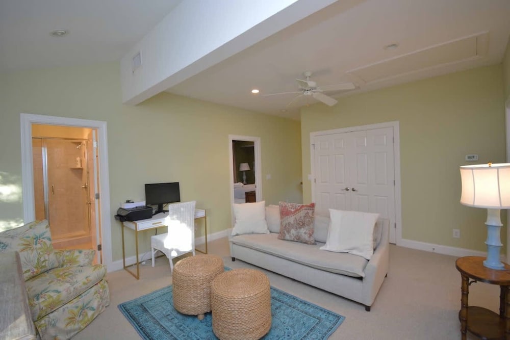 Island Time - Pet Friendly and Minutes From Beach