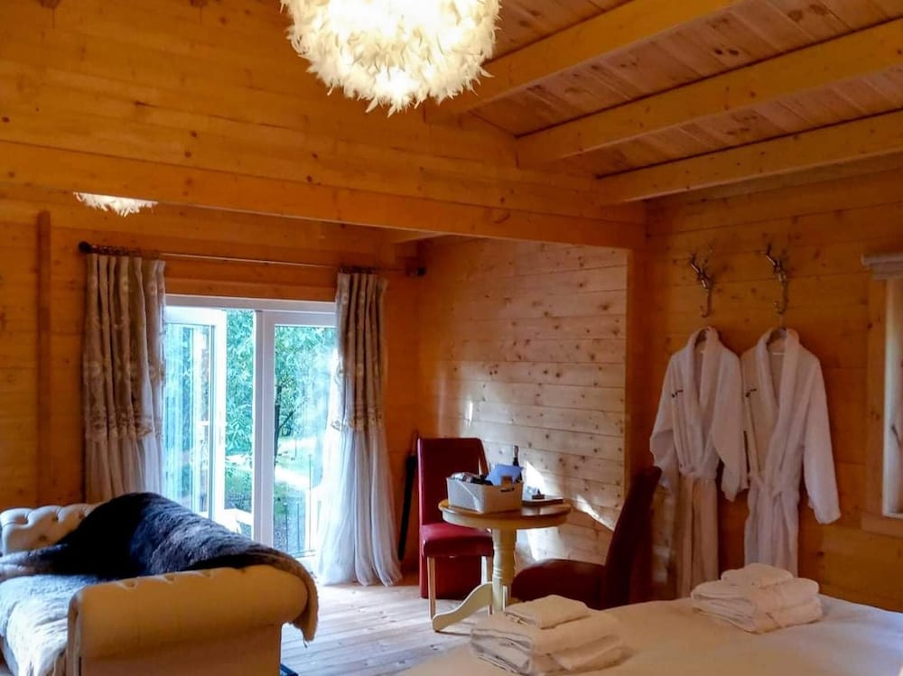 Swan Lodge With Hot Tub, Sauna and Treatments view 2