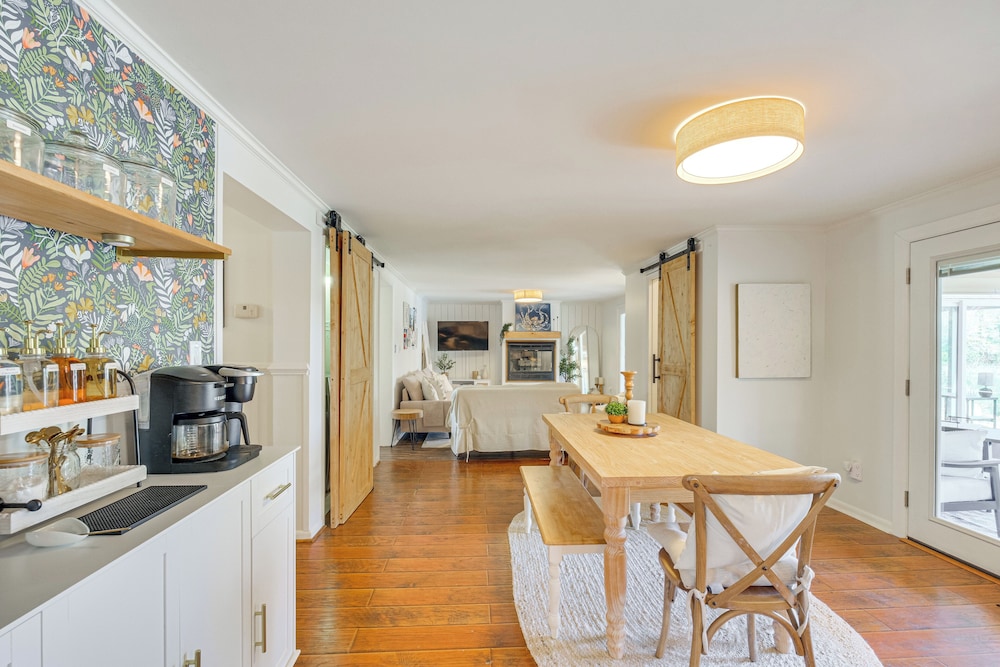 Dock, Sunrooms & Fire Pits: Deltaville Home!