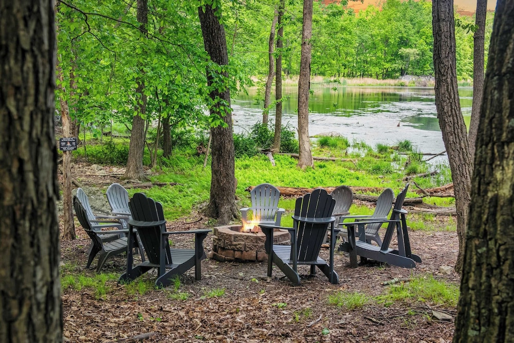 Lakeview Retreat w/ Kayaks, Game Room, Firepits Gated Community w/ Lake + Beach Access