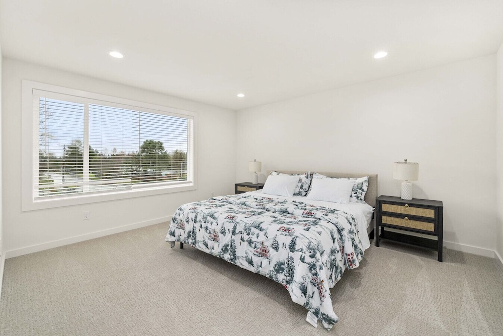 Brand New 5BR Home Fenced Yard Ample Parking