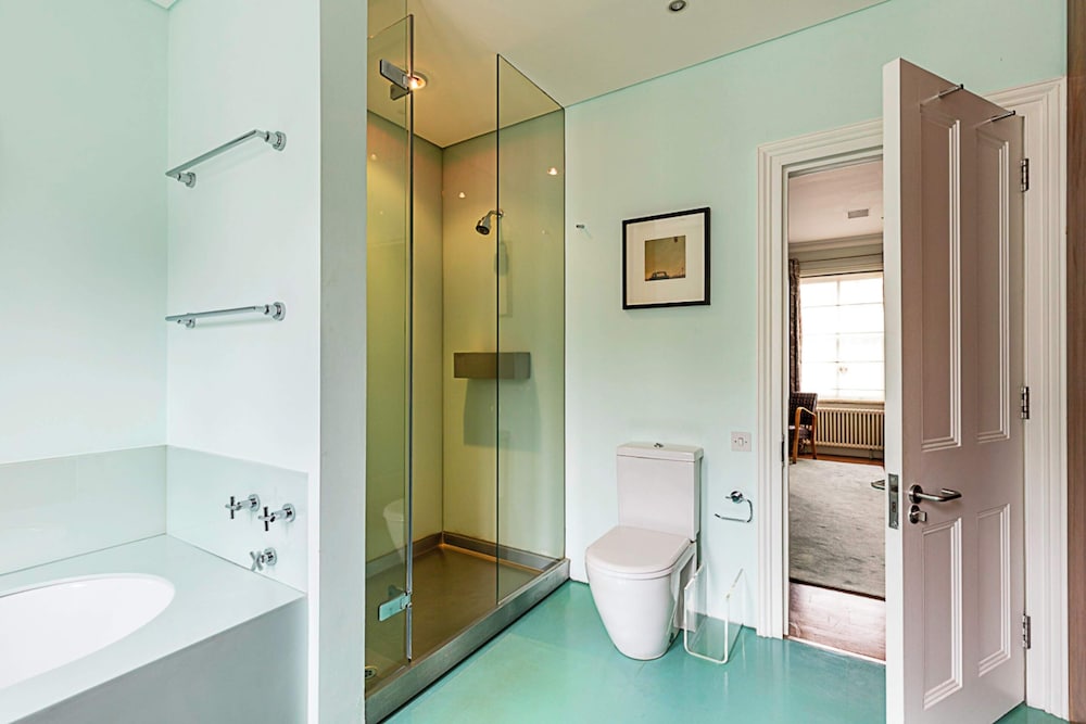 London Luxe Retreat: 5-bed Gem