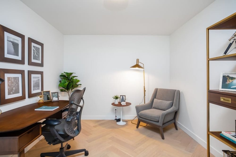 Vancouver House Breathtaking Views 3 Bdrm Pool hot tub gym - Image 5