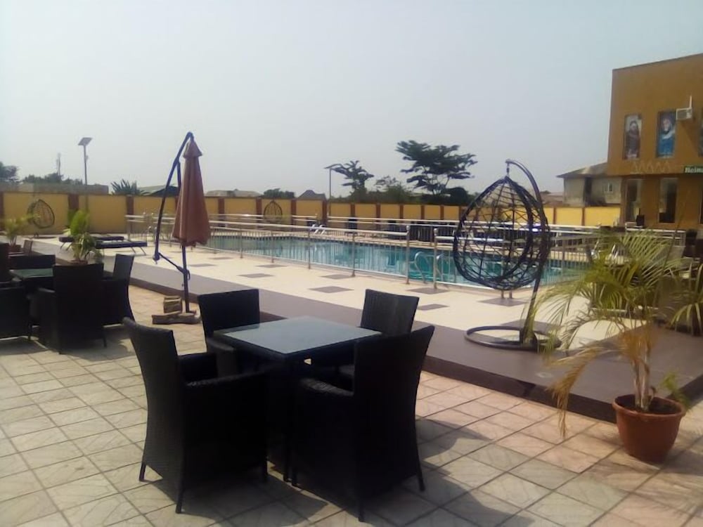 AM 2 PM Hotel and Suites