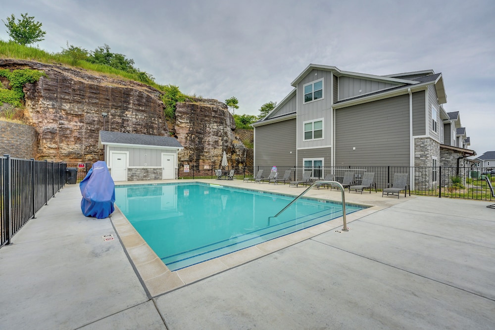2 Mi to Table Rock Lake: Branson Condo w/ Balcony!