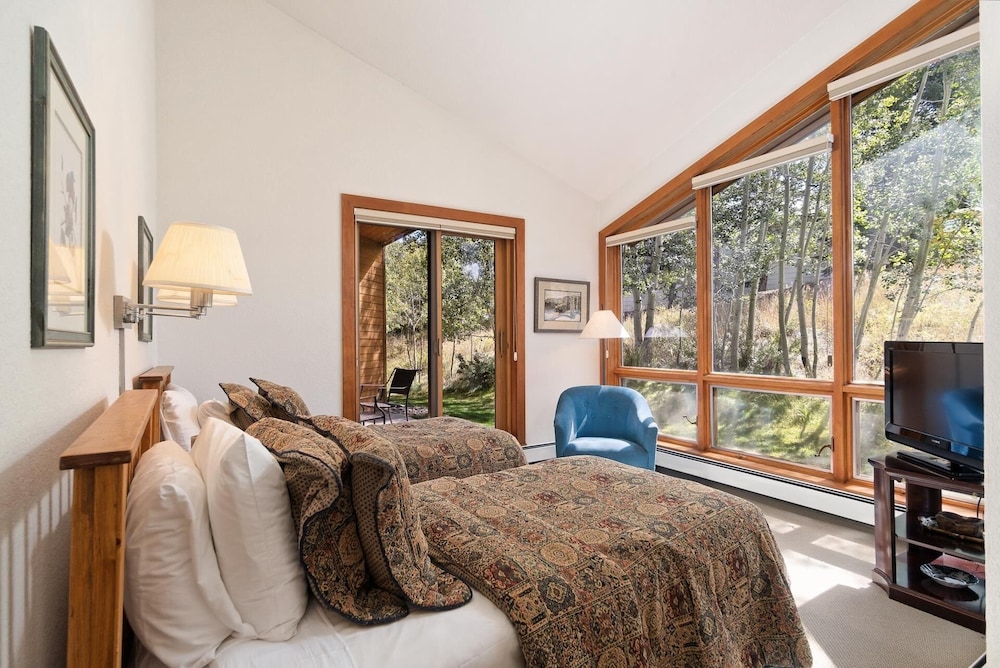 Snowmass View Private Townhome With Ski-in/ Ski-out by The Woodrun V Townhouses by RedAwning view 3