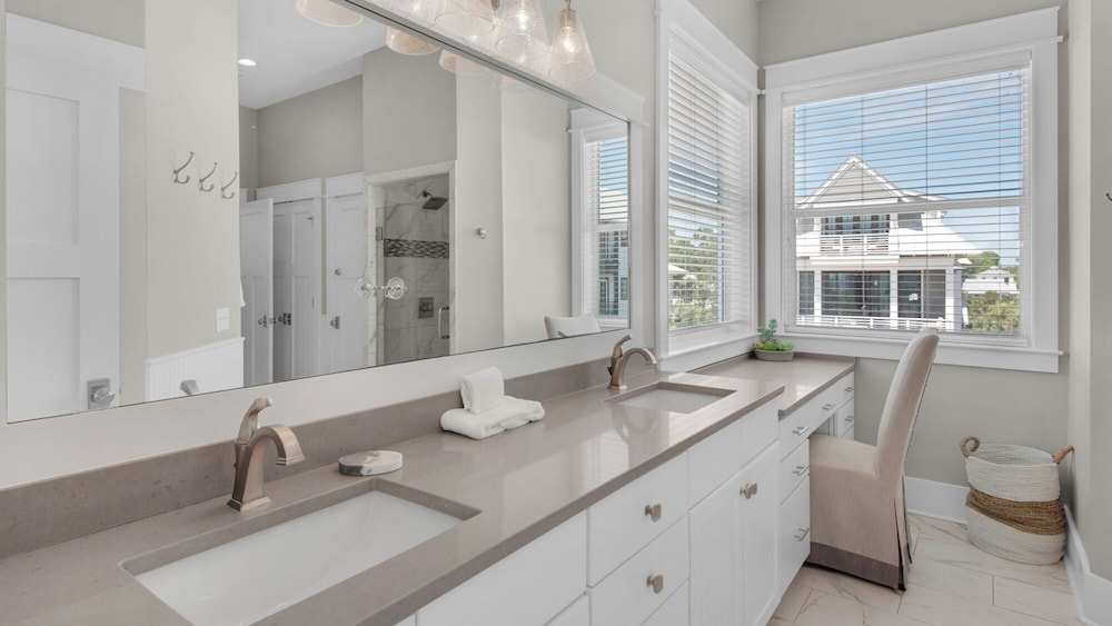 5BR Sleeps 14 in Seagrove Beach, Golf Cart, 6 Bikes, Pool + Free Attractions!