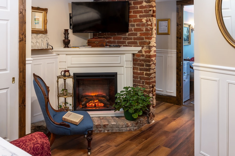 1899 Wright Inn and Carriage House