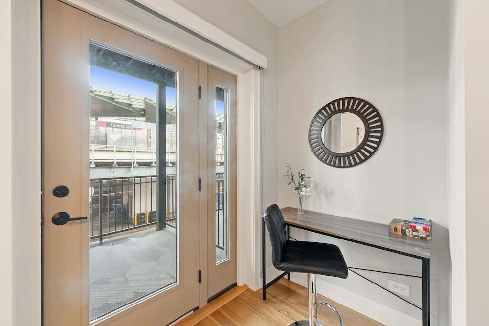3 Bed 2 Bath Chicago Retreat w Balcony Parking