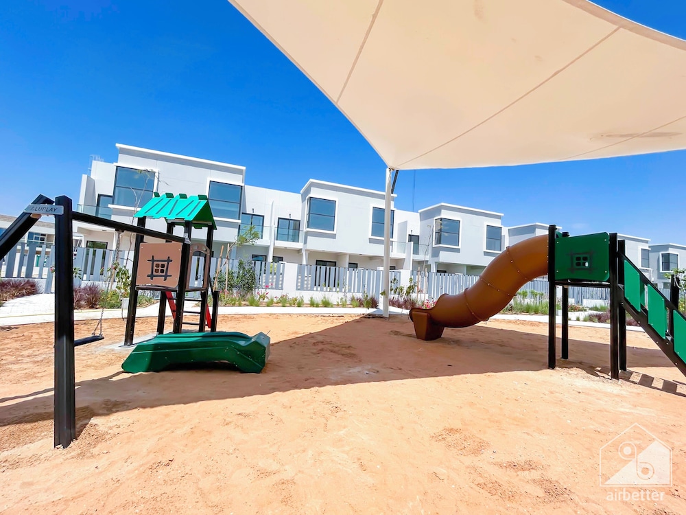 Luxury 1-br Villa in Rukan: Dubai Skyline Views!
