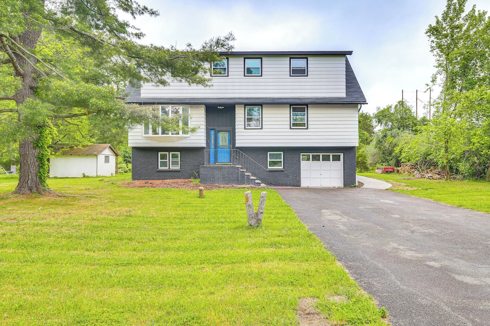 3 Mi to Main St: Modern New Paltz Home
