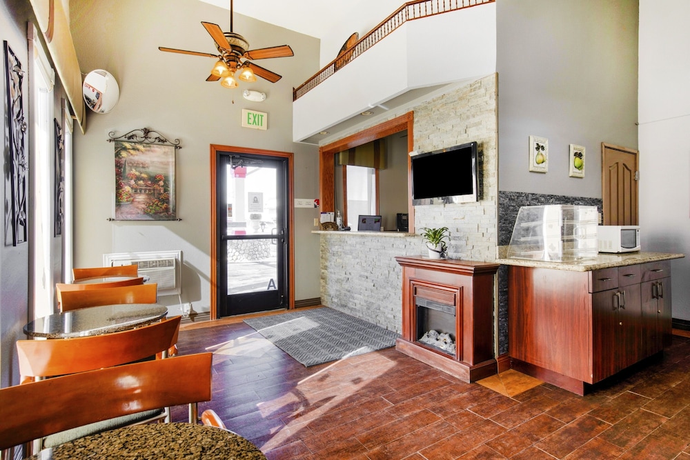 Castle Rock Vacations - OYO Hotel Castle Rock CO Downtown - Property Image 23