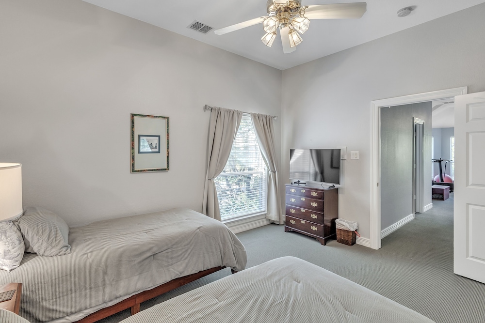 Spacious Urban Uptown Retreat 3 Bedroom Townhouse