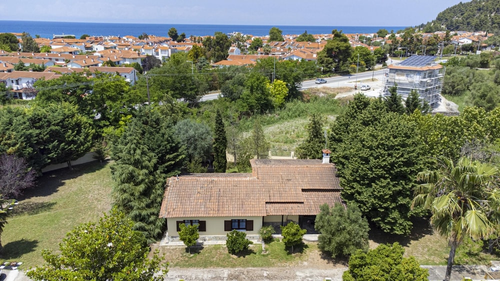 Linden House Left by Rentals Pro