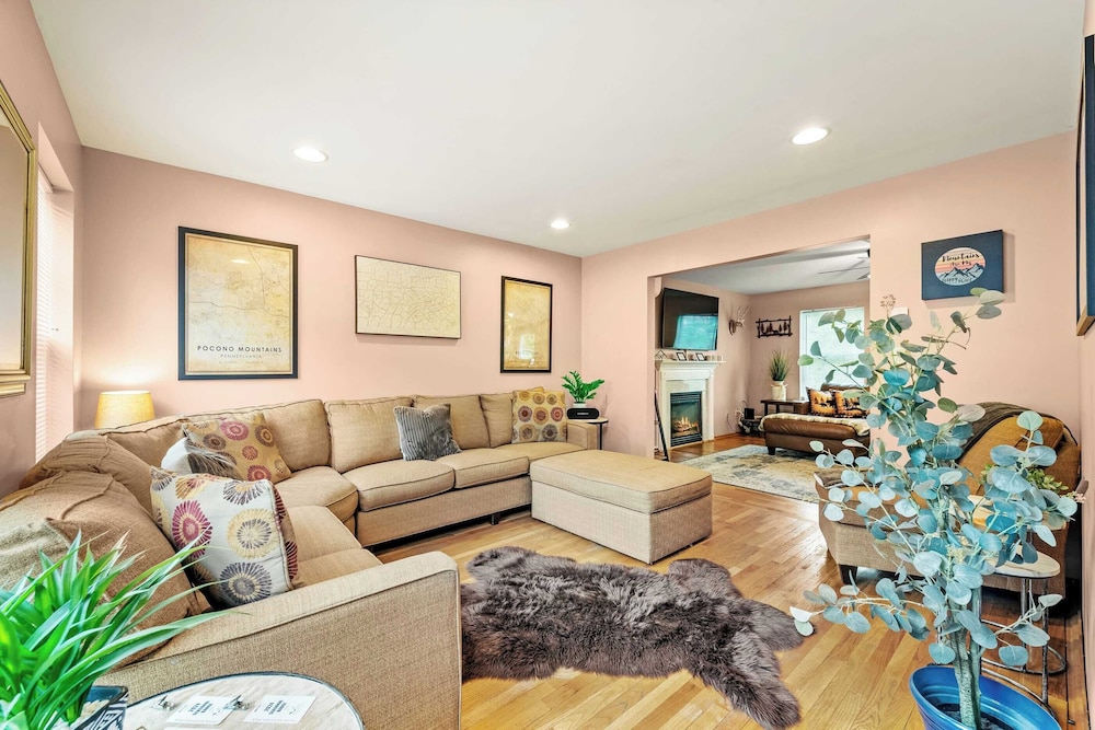 Lakeview Retreat w/ Kayaks, Game Room, Firepits Gated Community w/ Lake + Beach Access