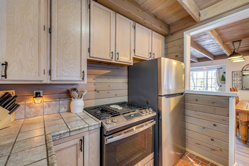 Walkable 'green Gables Cottage' in Lake Arrowhead