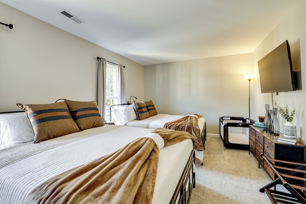 Playroom & Home Office: Family Retreat in Mauldin!