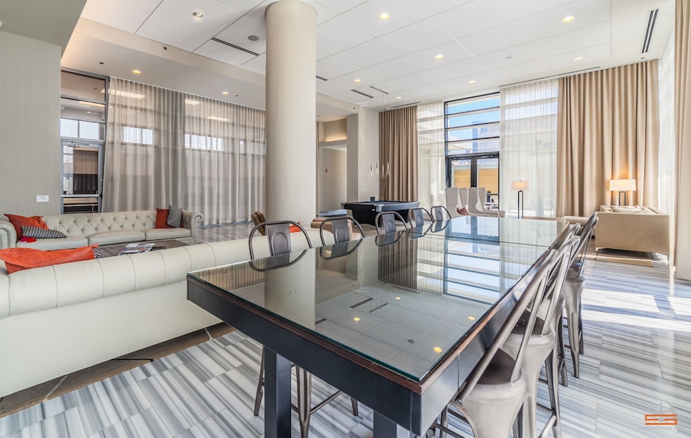Brand-new 3BR City Views Prime West Loop Spot