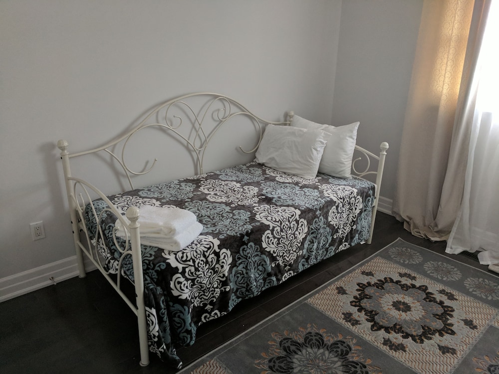 Toronto Vacations - QuickStay - Beautiful 5bdrm House in Vaughan - Property Image 4