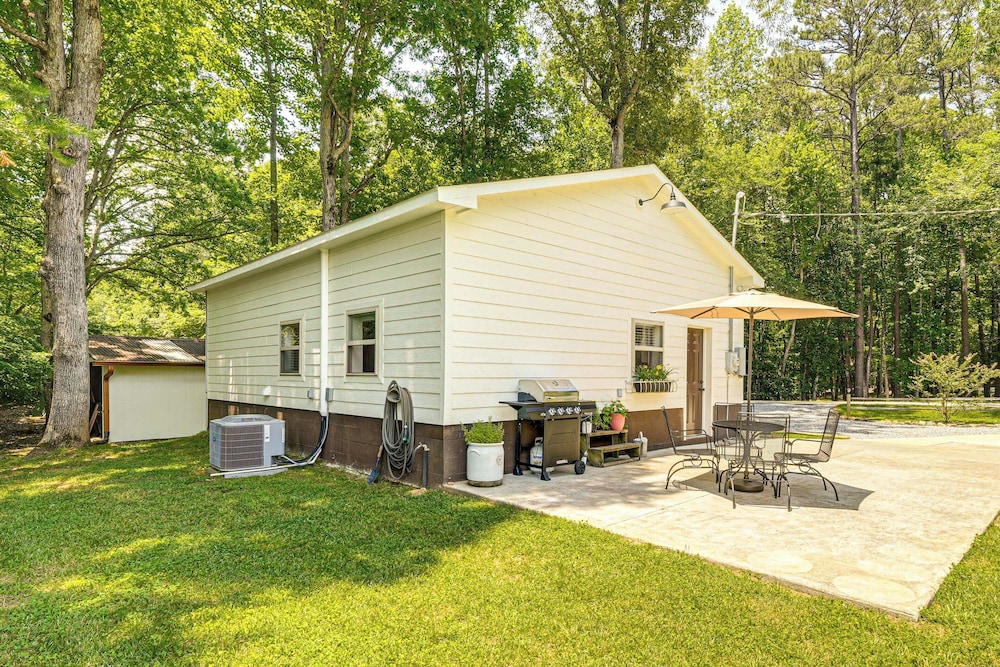 1/2 Mi to Lake Nottely: Blairsville Home w/ Patio!