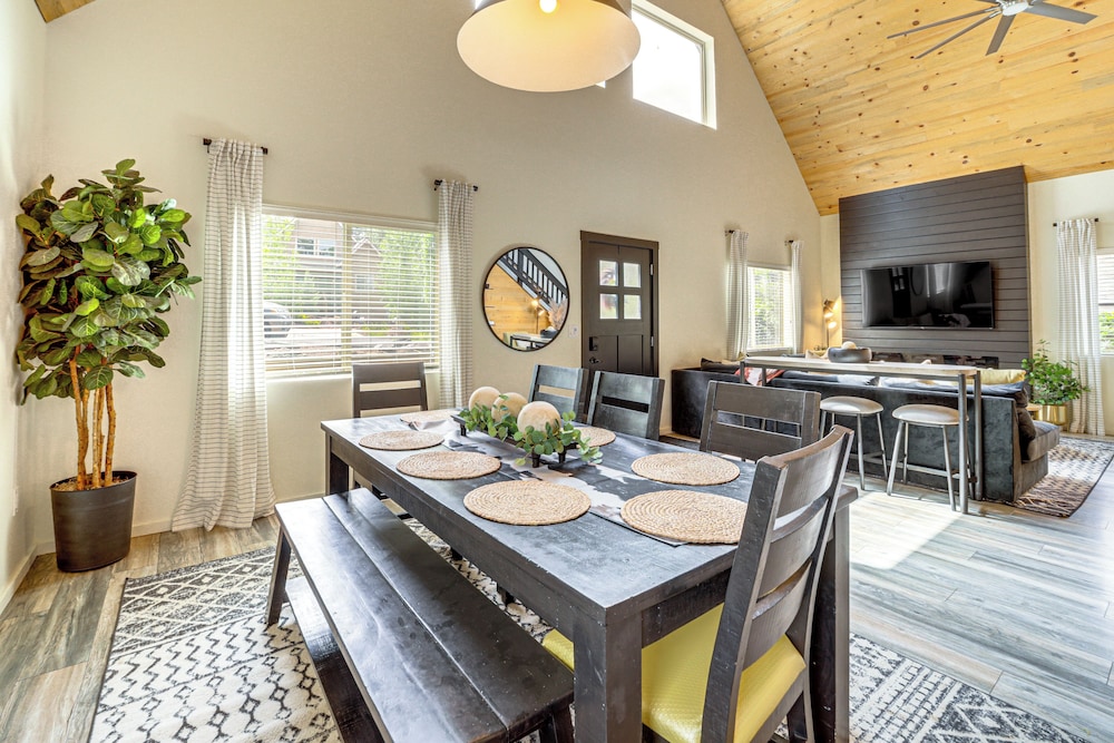 Walk to Trails: Modern Munds Park Mountain Retreat