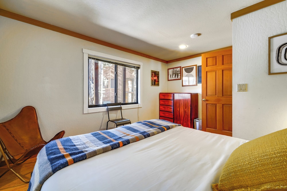 6 Mi to Ski Slopes! Family Tahoe Cabin w/ 3 Decks