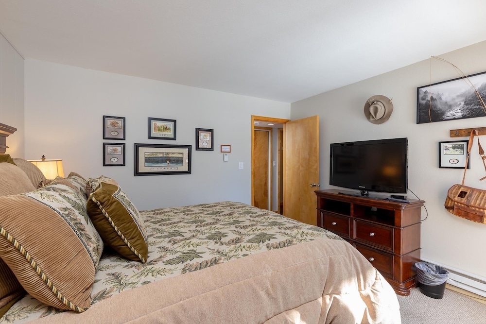 1076 Wild Irishman 2 Bedroom Condo by RedAwning view 3