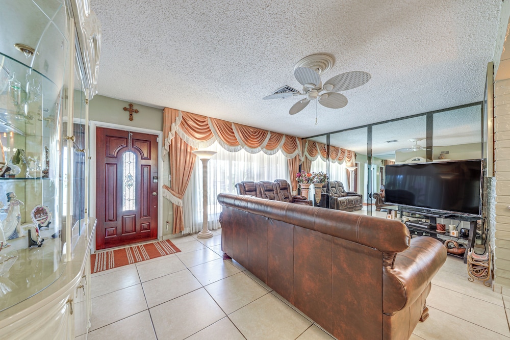 4 Mi to Hard Rock Stadium: Miramar Home w/ Bbq!