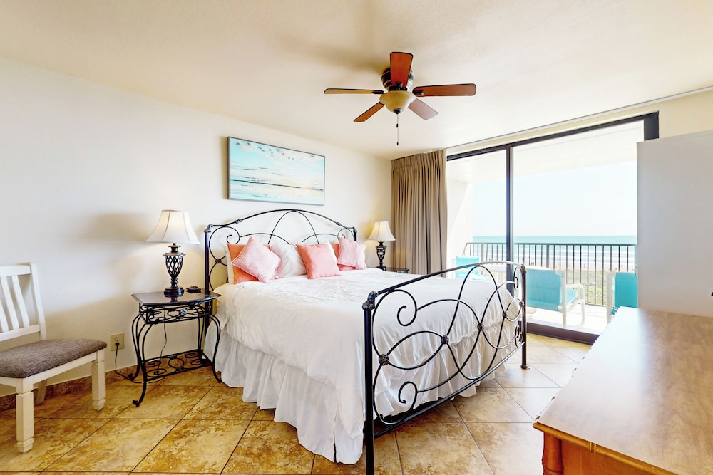 3BR Beachfront Condo w/ Pools & Balcony