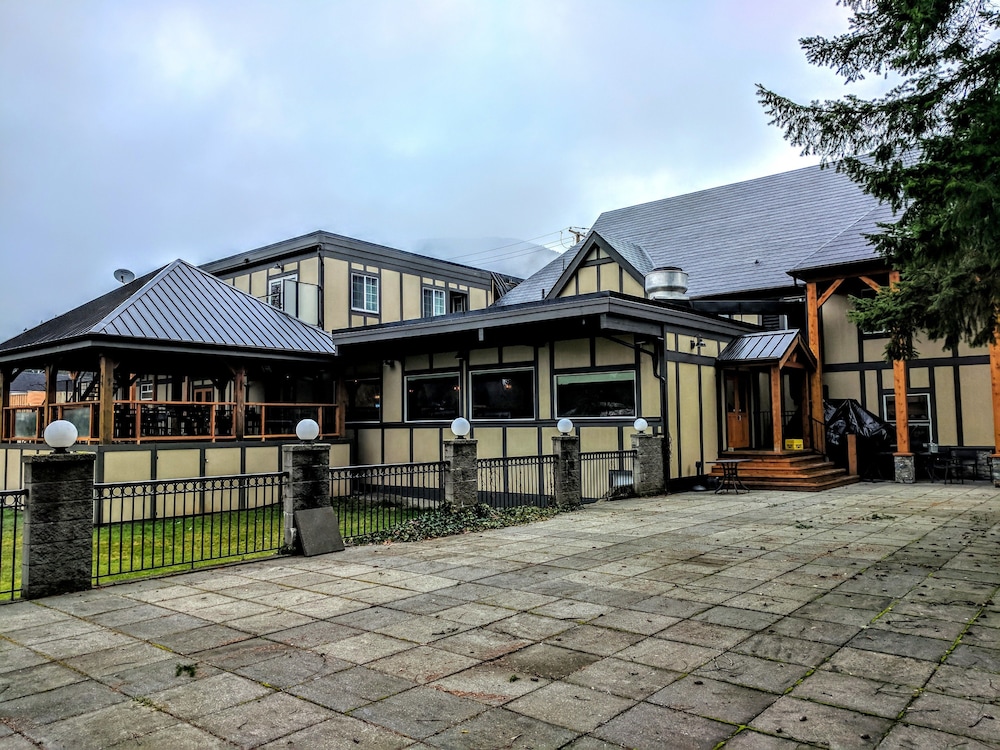 Riverside Inn