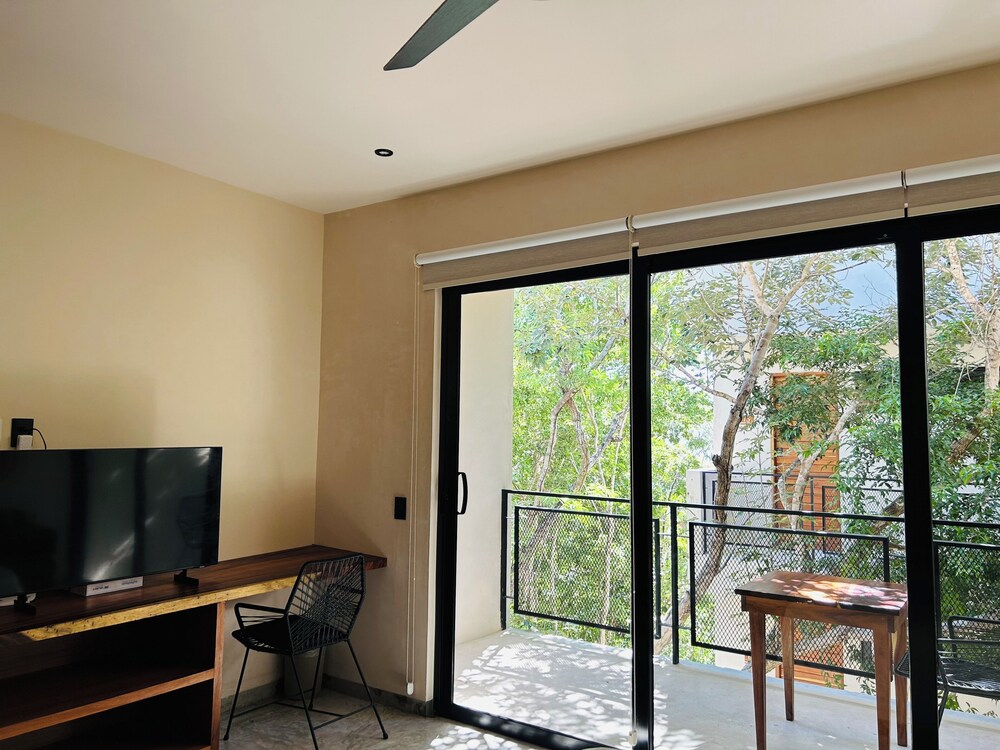 Jungle  Studio Balcony & Hammock S19
