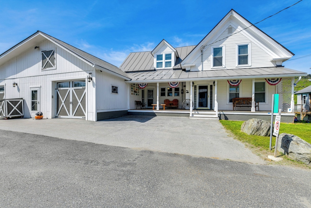 Waterfront Apartment: Beach & Fire Pit Access! view 5