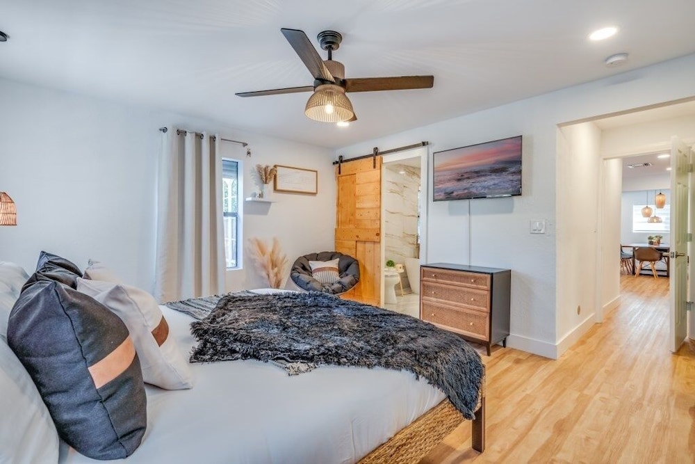 Fox Garden Luxury Boho Near Downtown & Beach 4 Bedroom Home
