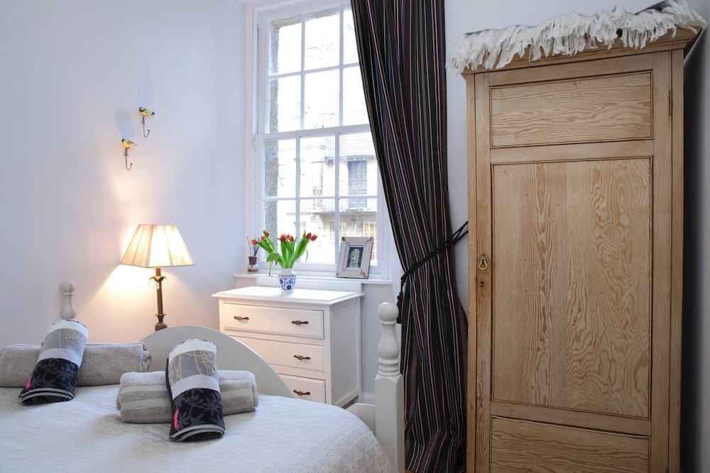 JOIVY Royal Mile Tower Apartment view 2
