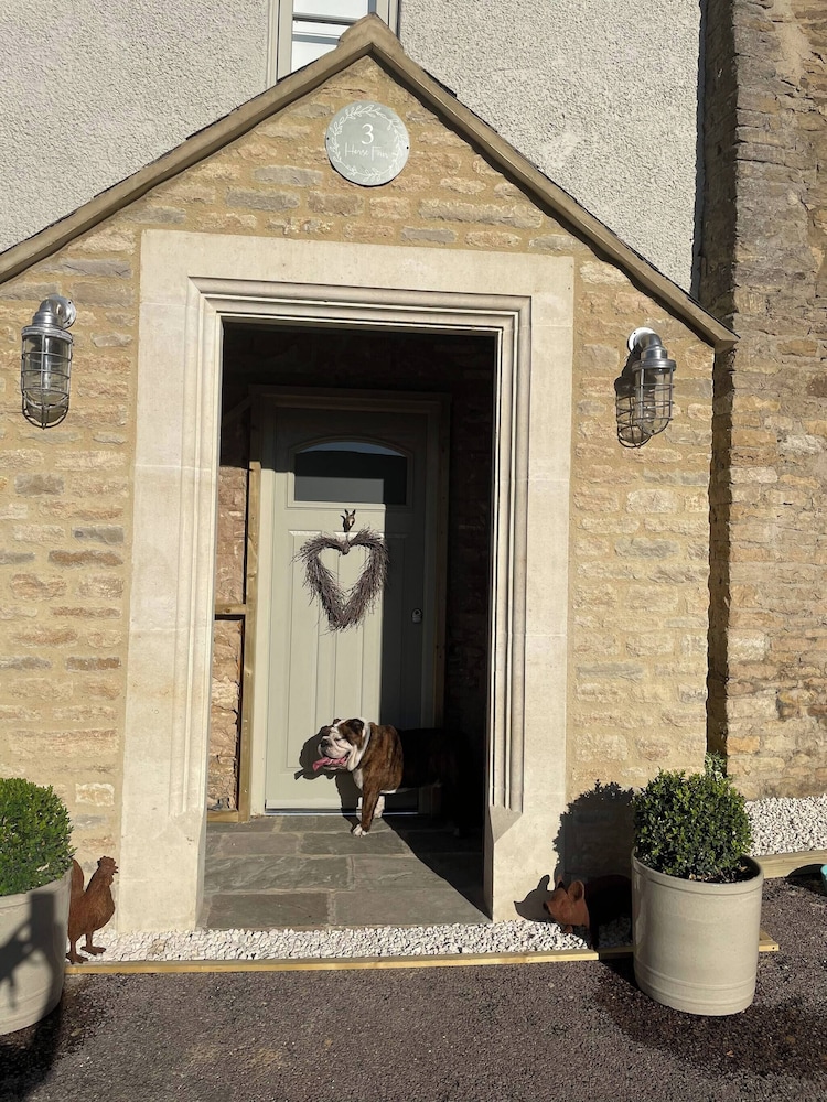 Cottage on High Street, own Parking and EV Charger