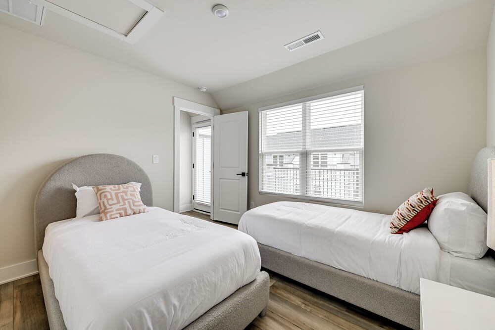 2 Mi to Uptown Charlotte: Family Townhome!