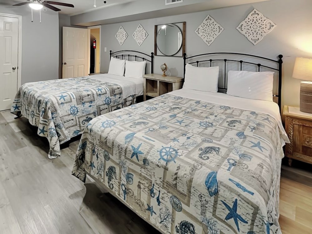 Pleasure Pier Retreat Manor by Ryson Vacation Rentals
