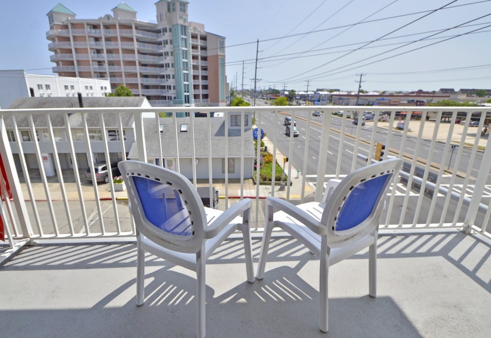Coastal Palms Inn & Suites