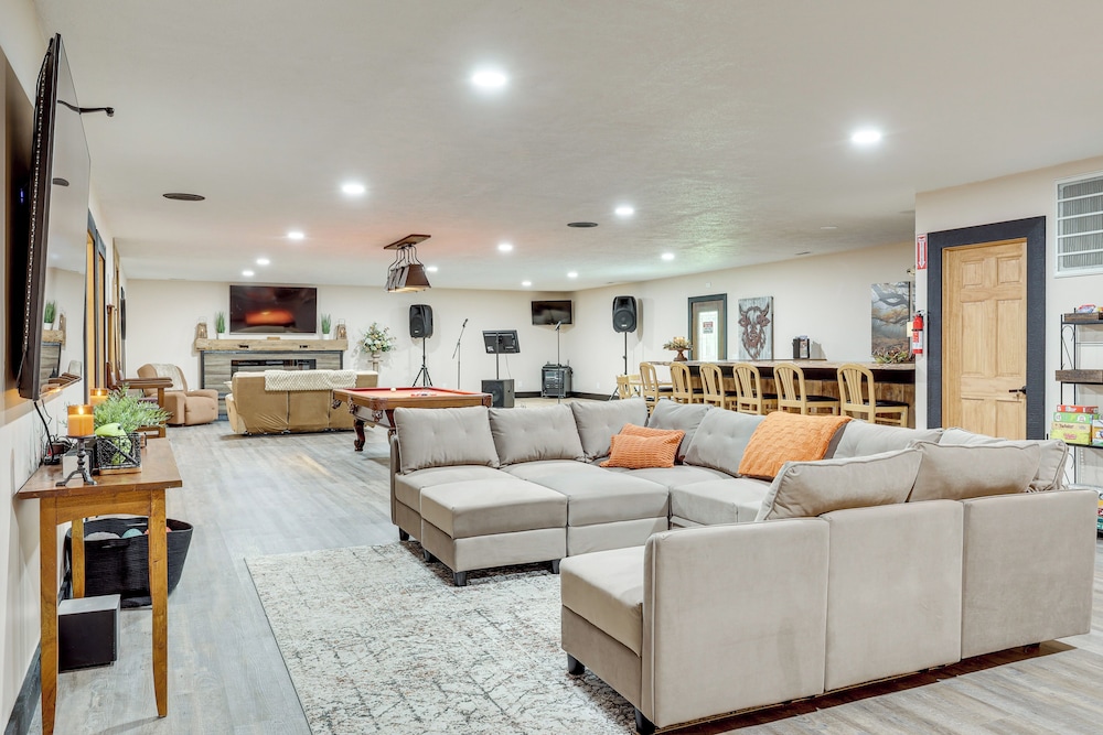 6 Mi to Main Street: Dog-friendly Home in Dover!