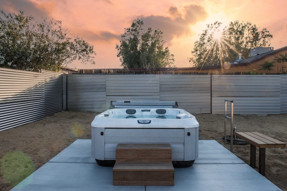 Skull Rock Cottage - Walk To Town & Hot Tub, Star Gazing 1 Bedroom Home