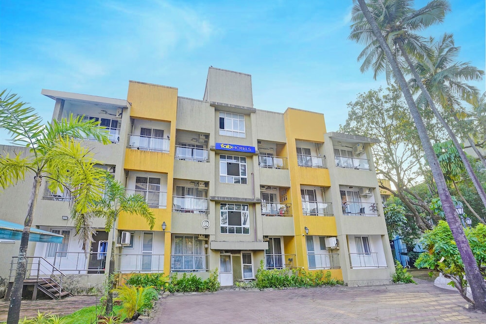 Fabhotel Charvi Reemz