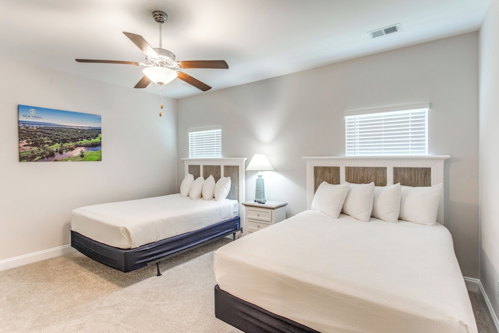 4 Mi to Beaches: Sleek Retreat in Ocean Isle Beach