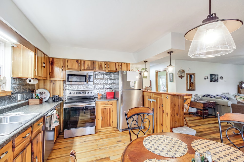 Kayak & Fish: Little River Canyon Lakefront Cabin